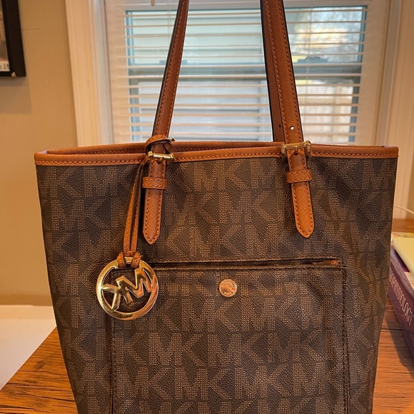 Michael Kors purse - Picture 3 of 4